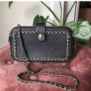 Svart väska skinnimitation & guldkedja  - Superfin väska som tyvärr inte kommer till användning. Fri frakt!