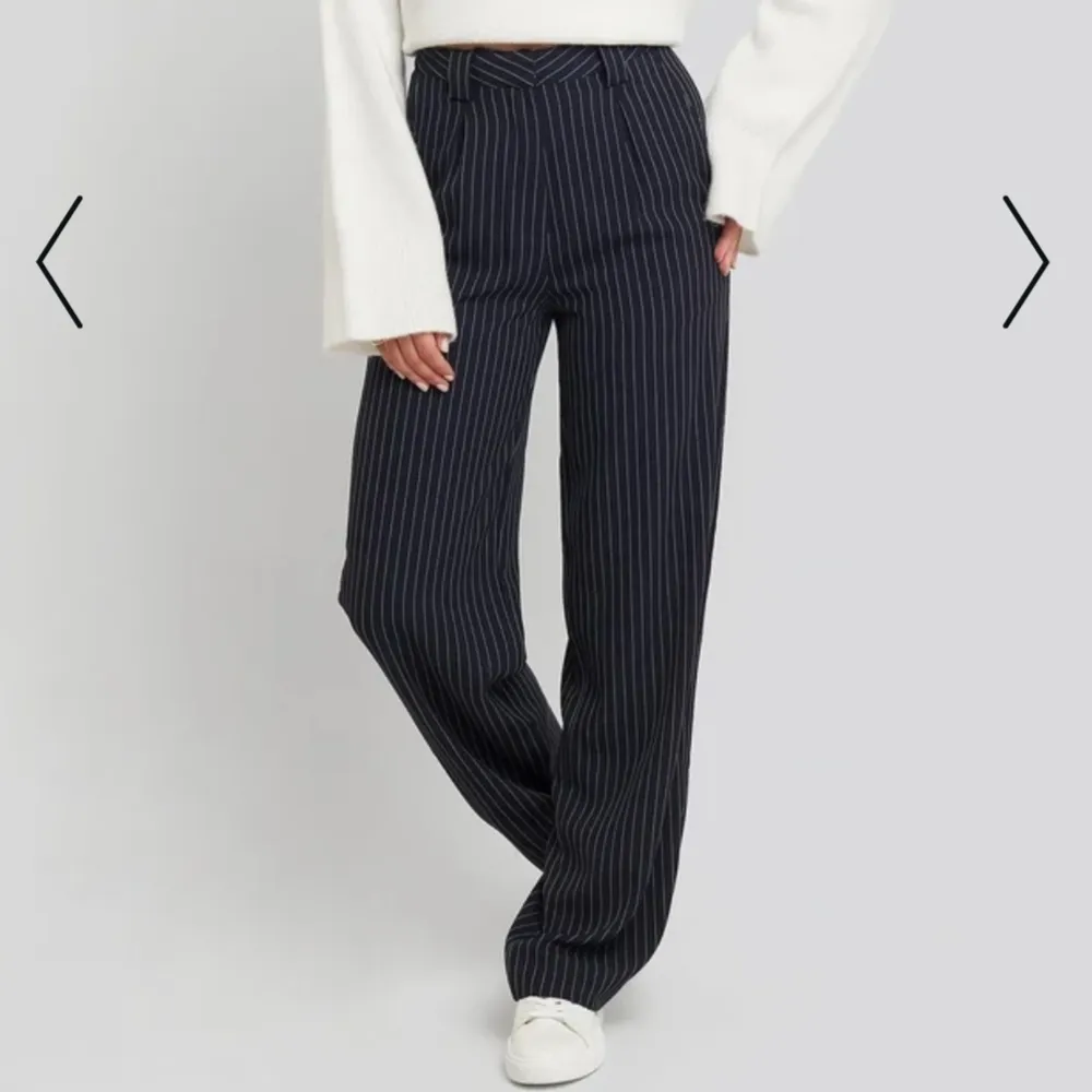 Supersnygga mörkblå pinstripe byxor från NA-KD, helt oanvända, nypris 499kr. Jeans & Byxor.