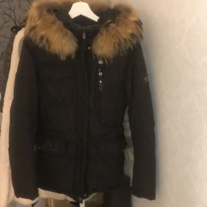 Hollies Livingo jacka, storlek 38 - Säljer min hollies jacka för 1500kr och ny pris är 4699kkr som är i storlek 38, då jag har köpt en ny jacka! Äkta päls och är i bra skick! Kan både mötas upp eller frakta, köparen stor för frakten.