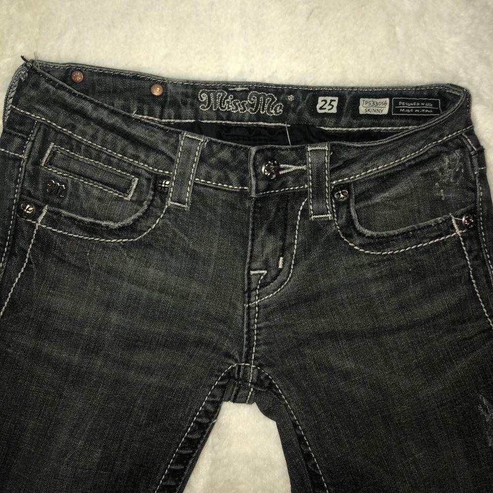 Lågmidjade miss me jeans köpta på secondhand i mycket fint skick. Tyvärr för små för mig. Hyfsat långa i benen så dem skulle nog passa någon runt 170cm . Skriv om ni har frågor! 🖤. Jeans & Byxor.