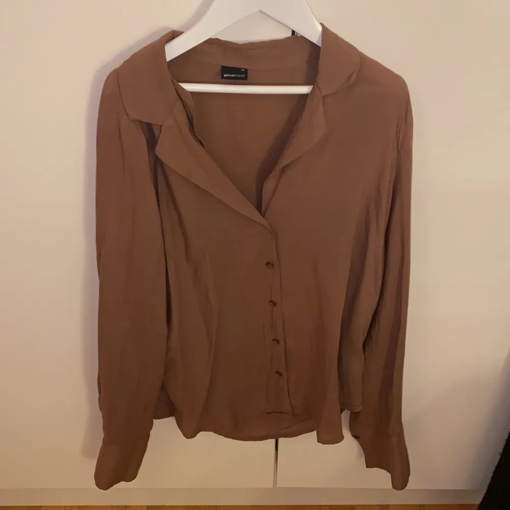 Säljer en brun skjorta/blus i storlek 34 som endast är använd en gång. Köp för ca 1 år sedan för 299 på Gina tricot, säljer för 100kr+frakt. Kontakta mig vid intresse💗. Skjortor.