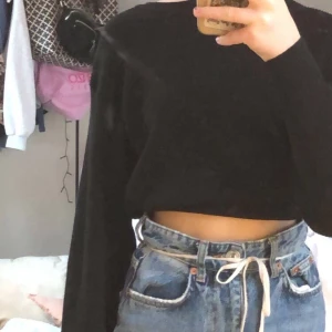 Tröja från Ginatricot  - Jättefin ribbad tröja från Ginatricot i storlek xs. Har nästan aldrig använt den och är i jättebra skick. Jag köpte den för 300kr och säljer för 150 och gratis frakt💖