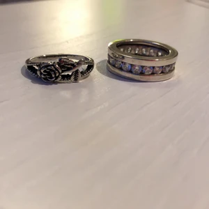 2 st silverringar  - Båda ringar stämplade 925 och i stl 17 mm i diameter. Ringen med diamanter har diamanter hela vägen runt, vilket gör den jämntjock runt om. Säljer gärna båda samtidigt för det är lite smidigare och drar därför ner på priset rejält från nypris, vilket är drygt 500