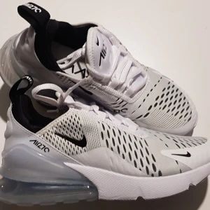 Nike air max 270 (oanvända)  - Säljer dessa nike skor i stolen 36 då dom var för små för mig. Har endast prövat dom.  Nypris 1700 ca  Kan gå ner i pris vid snabb affär!