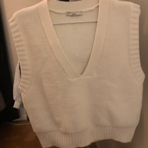 Stickad väst - Säljer min vita stickade väst från Gina tricot som är HELT OANVÄND. storlek Xs och säljer pga att jag fick samma i julklapp. Köpt för 329kr buda från 230kr eller köp direkt för 300kr. Frakten kostar 40kr