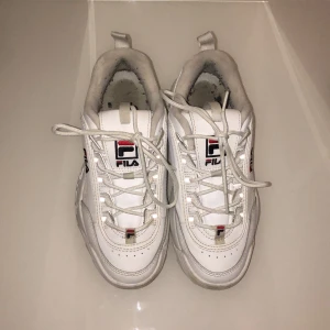 Fila skor  - Jag säljer mina skor för 380kr. Inköpt för ett år sen, men har inte använt dem så mycket. Det är storlek 38 1/2. 