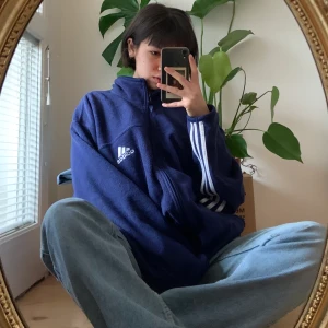 vintage adidas fleecetröja  - Kool adidas vintage tröja💙 i bra skick✨                  🦋budning är oppet tills 5.2(fredag v. 5)🦋           ✨Kommentera budnings pris✨