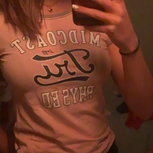 Ljusrosa tshirt med text - Ljusrosa vintage tshirt. Säljer pga att den blivit för liten för mig🥺 Bra skick!