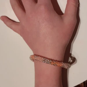 Pärlarmband  - Detta armbandet köpte jag utomlands, hos en kvinna som gjorde jätte vackra pärlarmband. Det här aldrig kommit till användning och därför vill jag nu sälja det. ORIGINAL priset var ca 100kr, men jag säljer det nu för 50kr.