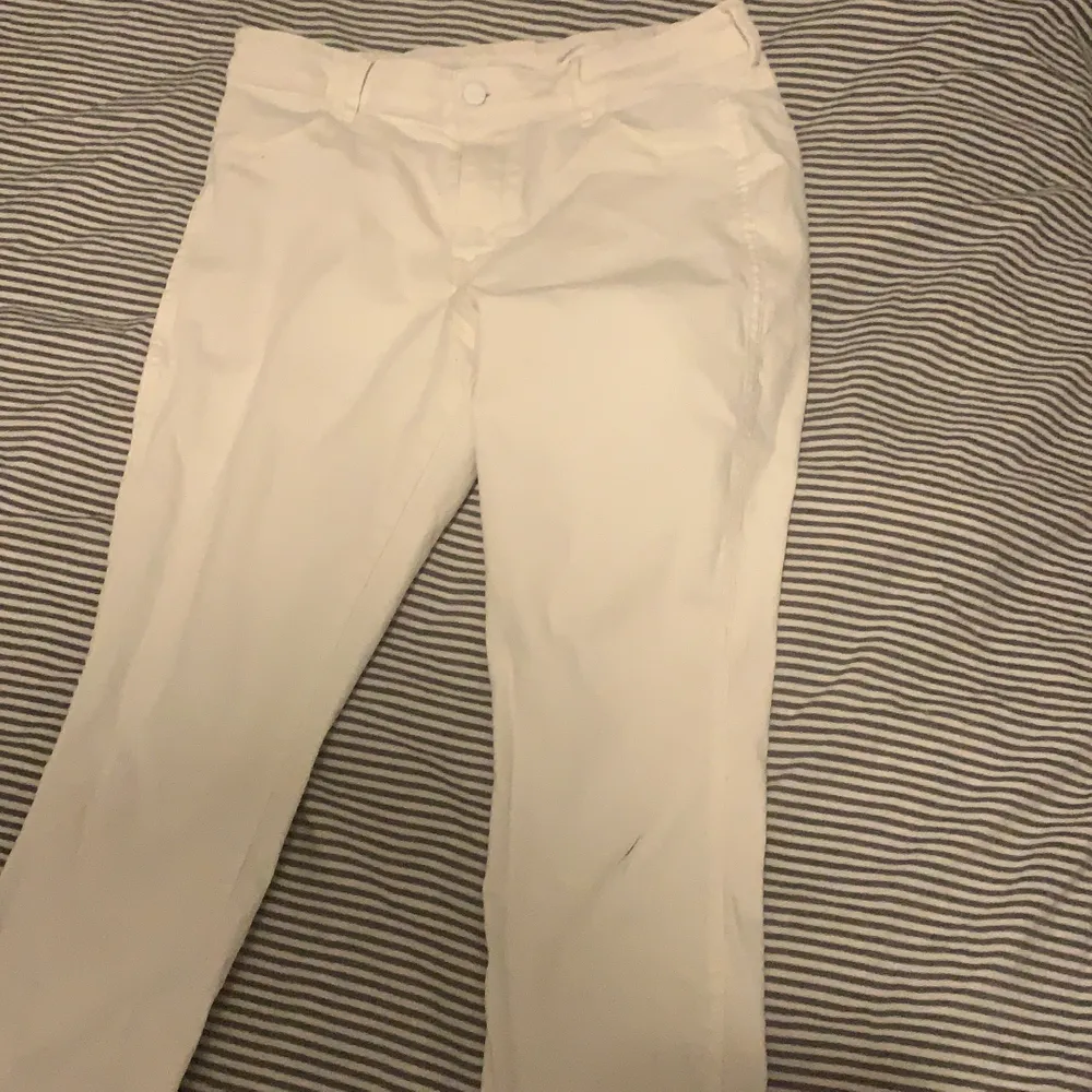 Vita jeans från h&m, orginal pris 99-199 kommer inte ihåg. . Jeans & Byxor.