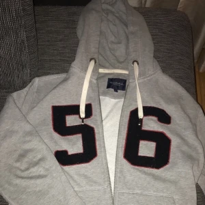 Vintage kofta i storlek L!! - Använd några få gånger för jag gillade inte att den satt så stort på mig. Rekommenderar för en oversized look och om du vill att det inte ska sitta så tajt!                                                    