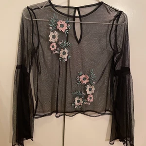 Blommig mesh topp - Fin mesh top, mkt genomskinlig! Aldrig använd så i nyskick, köparen står för frakt