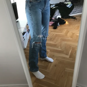 vintage levis jeans - Levis jeans köpta på second hand i london, w30 men sitter tight på mig som har 28-29. Dom har ett hål på insidan av låret, skriv till mig för fler bilder!