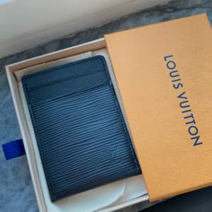 Louis Vuitton epileather cardholder med moneyclip. Fick den i present för några år sedan och har aldrig använt den. Kommer med dustbag, box och påse. Såldes för retail $425. https://ca.louisvuitton.com/eng-ca/products/card-holder-epi-010132