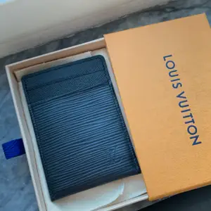 Louis Vuitton epileather cardholder med moneyclip. Fick den i present för några år sedan och har aldrig använt den. Kommer med dustbag, box och påse. Såldes för retail $425. https://ca.louisvuitton.com/eng-ca/products/card-holder-epi-010132