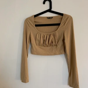 Topp  - Säljer denna topp aldrig använd då jag inte tycker att jag passade inte färgen 