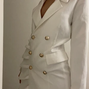 Kostymklänning (balmain style)  - Vit kostymklänning i nyskick. Aldrig använd. 