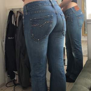 Säljer dessa trendiga replay jeans som inte säljs längre! Lågmidjade som sitter jättefint på kroppen!😍 (säljer även liknande utan pärlor)