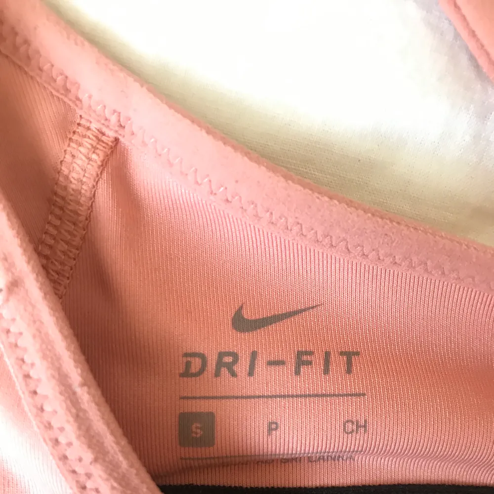 Oanvänd sport bh från Nike. Säljs pga fel köpt storlek, alltså det står M på prislappen men S på varan (fabriken måste ha satt fel lapp). Pris kan diskuteras :). Toppar.