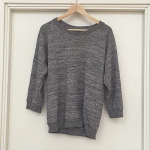  - Märke: Carin Wester 
Storlek: M
Lite kortare armar och är superbekväm 