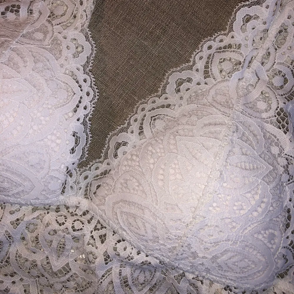 Bralette i vit spets från Lindex i storlek M. Den är i mycket bra skick sparsamt använd då den är lite för stor. Skulle säga att den är mer än M/L än M/S i storleken.  Skicka ett DM eller skriv i kommentarsfältet 🌸. Toppar.