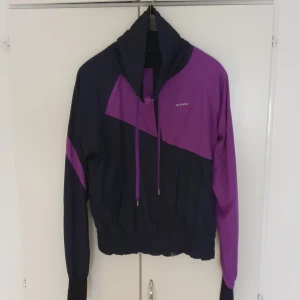 Jacka från SOC - Lila och svart tunn jacka, märket SOC. 