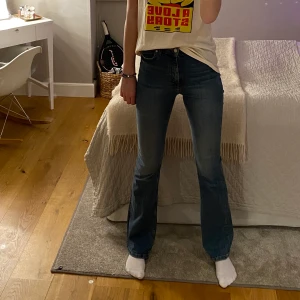Bootcut jeans från zara - Ett par jeans från zara som är använda Max 5 ggr. Strl 38 men jag som är 178 tycker dom är alldeles för korta och små för mig. (Dm:a för fler bilder)