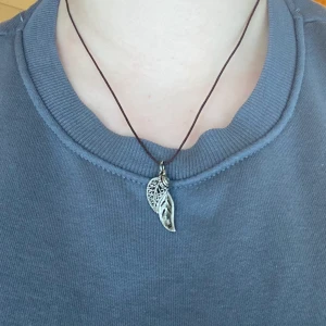 Fakeläder halsband - Detta hemmagjorda halsband är det enda exemplaret som finns. Det beror på att berlocken/hänget är limited edition och går inte att köpa längre. Därför säljer jag detta för 100 kr inkl frakt till skillnad från mina andra halsband♥️