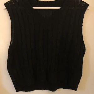 Kabelstickad väst - Säljer pga aldrig kommit till användning bara testat. Bra material storlek L men passar S