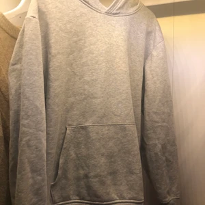 Ljusgrå tjocktröja  - Enkel tjocktröja som är utan något tryck och då passar till nästintill vad som helst. Skulle säga att storleken översätts till en S på mig som är M så därför säljer jag den (ärmarna är lite för korta). 