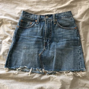 Levis jeanskjol - Säljer min jeanskjol från Levis som är i gott skick. Är i storlek 25 och säljer för 150 kr.