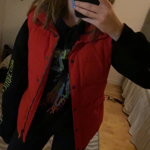 Röd väst - Jättefin röd dunväst, varm och skön! Frakt tillkommer 