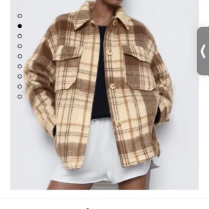 Rutig jacka - Säljer nu denna jackan pågrund av att den inte används, buda, lägsta summan börjar på 200! 