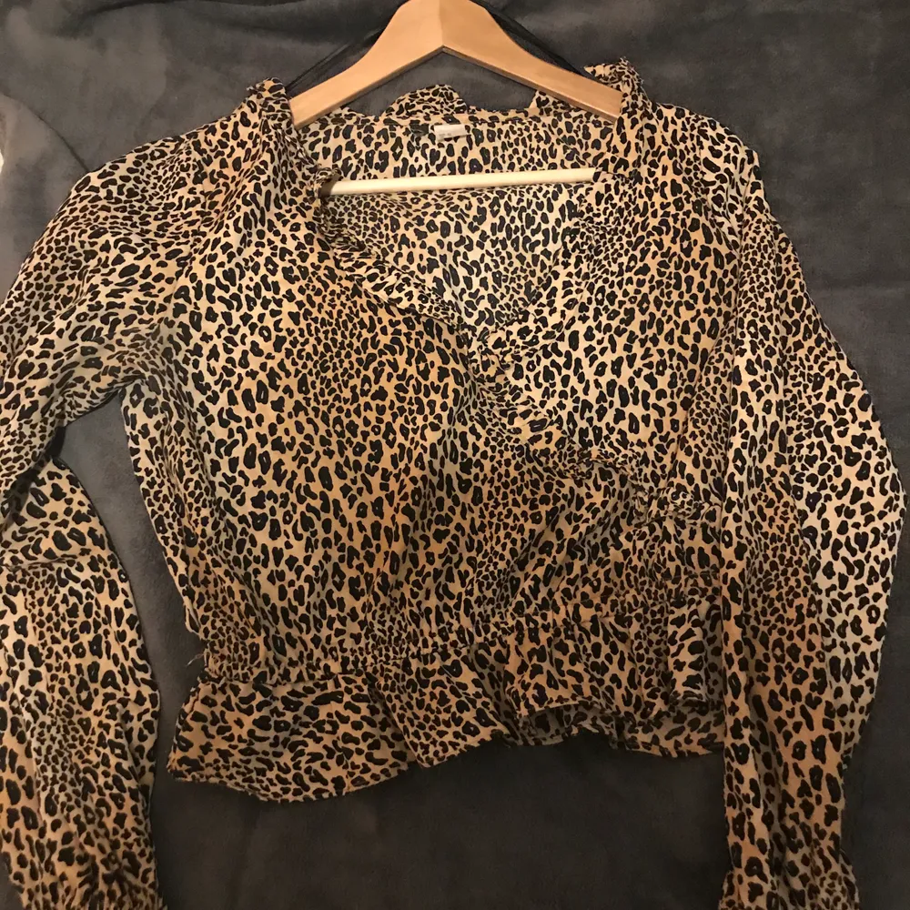 En leopardmönstrad blus ifrån H&M , använd några gånger men inga skador på den, säljer för att den är förstor! . Toppar.
