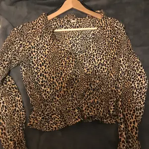 En leopardmönstrad blus ifrån H&M , använd några gånger men inga skador på den, säljer för att den är förstor! 