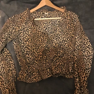 Leopard blus  - En leopardmönstrad blus ifrån H&M , använd några gånger men inga skador på den, säljer för att den är förstor! 