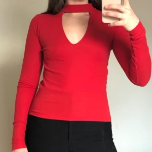 ZARA röd topp - Superfin topp från Zara, helt oanvänd! 🌹 Storlek 36/S, mycket fint skick. Frakt kan diskuteras, isf står du för den! Skriv om du undrar något!