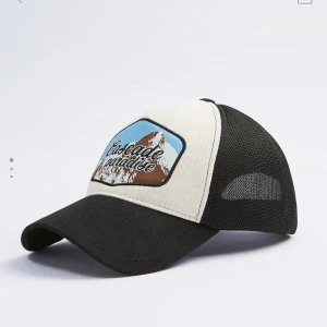 Keps - Säljer denna helt nya keps då jag inte tycker att jag passar i den🤩 Eftersom flera har skrivit och vill köpa den så kör vi en budgivning tills på Onsdag 20:00 för att det ska bli rättvist☺️ buda privat! HÖGSTA BUD 110kr! 