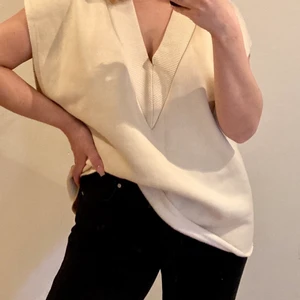 Väst från Zara  - En väst från Zara storlek M för ville ha den lite oversize. Passar en XS-L beroende på hur du vill den ska sitta. Aldrig använd, prislapp kvar 