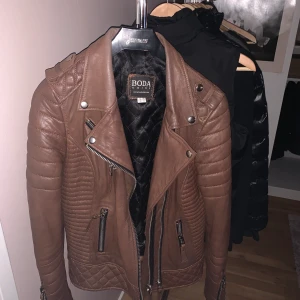 Boda skins skinnjacka - Säljer nu min nästintill oanvända Boda skins skinnjacka i väldigt gott skick. Snygg och populär brun färg och i äkta skinn! Den är i storlek 42 men sitter perfekt på mig som är en M! I nypris ligger den på ca 5000 kr, mitt pris är  2000 kr inkl frakt💗