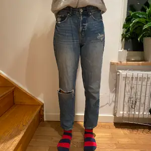 Boyfriend jeans från hm med hål i benet jättesnygga i storlek 24 pris 200kr( exklusive frakt) skriv om du är intresserad!! 