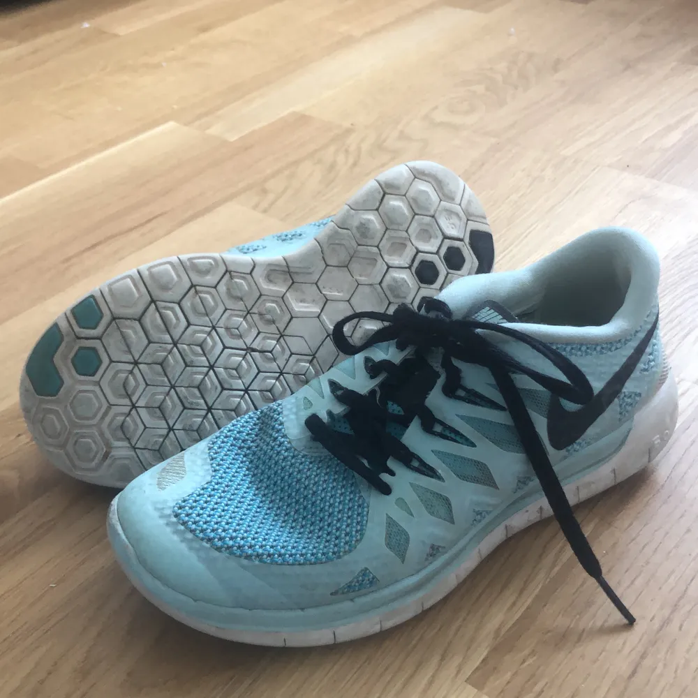 Träningsskor från Nike. Väldigt lätta och rörliga. Perfekta för dans eller gymnastik. . Skor.