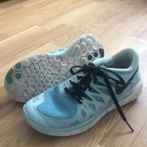 Nike freerun 5.0 - Träningsskor från Nike. Väldigt lätta och rörliga. Perfekta för dans eller gymnastik. 