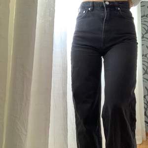 Vida jeans från weekday i modellen Ace💖Strl. W24 L32💖Är i en jättefin urtvättad svart färg. Hel långa på mig som är 163 cm. Köparen står för frakten💖