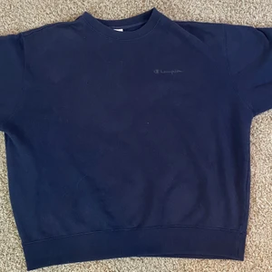 Vintage Champion XXL oversized sweatshirt  - Snygg vintage navy blå champion sweatshirt säljes. Pris: 399. Kontakta vid intresse eller frågor!