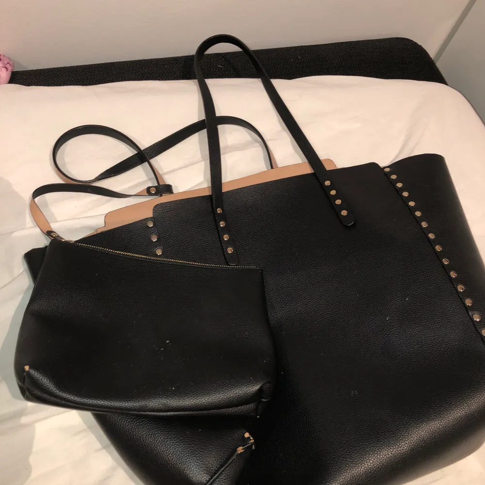 Jättesnygg handväska från Zara, köpt för 400 kr. Svart och rosa med gulddetaljer och man händer den ut och in beroende på om man vill ha den svart eller rosa! Finns även en inbyggd liten väska i den där man kan förvara småsaker!. Väskor.