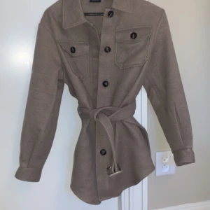 As snygg jacka !!  - En lite längre jacka / kappa som har märket vero Moda men är köpt på Nelly i höstas bara använd Max 5 ggr nypris 600kr 