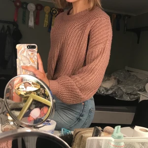 Stickad tröja - Jättefin skön stickad tröja, något mer rosa än på bilderna men inte mycket skillnad. Storlek S men passar bra på M och XS om man vill ha lite mer over sized passform. Mycket använd men inget som märks.