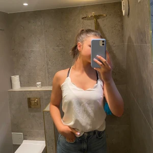 Vitt blus/linne  - ✨Säljer✨ min vita blus som jag köpte i usa för några år sen. Säljer för att den inte har kommit till användning. Bra skick förutom att den är skrynklig, men de kan jag fick om du vet om de:) 