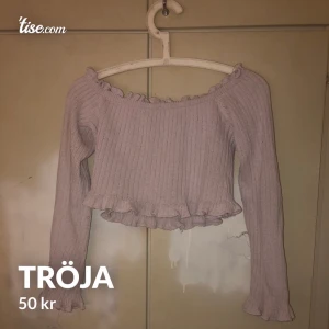 Stickad croped tröja  - Använt i bra skick, storlek S-L väldigt strechig. Är väldigt kort så passar nog bäst för någon som inte har så stora byst. Är i färgen ljuslila. 